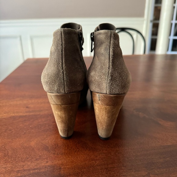SOLD ❌ Coclico Anthropologie Tan Suede Wood Platform Ankle Bootie Zip 3.5” 6.5 - Picture 4 of 7
